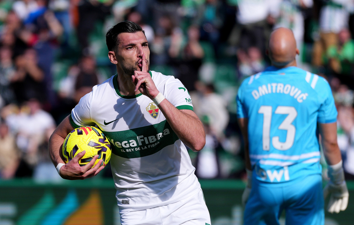    Нападающий "Эльче" Рафаэль Мир  Aitor Alcalde/Getty Images