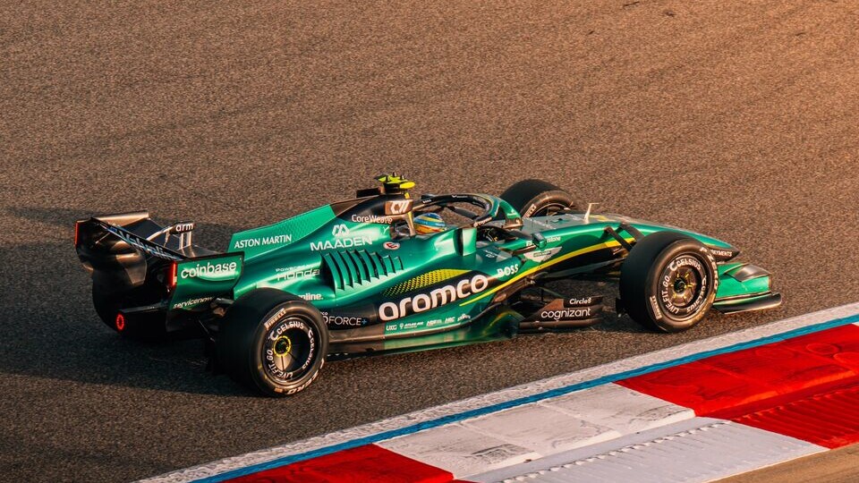 Опрос: Кто виноват в позорном провале Aston Martin?