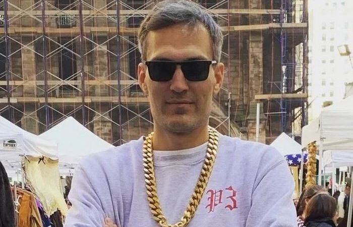 Герой наш не так прост как кажется.