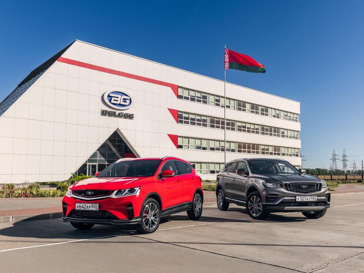 Фото motor.ru ## Дизайн и внешний вид Renault Arkana — это стильный кроссовер с купеобразным силуэтом, который привлекает взгляд динамичными линиями и выразительной передней частью. Его спортивный характер подчеркивается агрессивным дизайном фар и широкими колесными арками. Arkana выглядит современно и стильно, что делает его привлекательным выбором для молодежной аудитории.