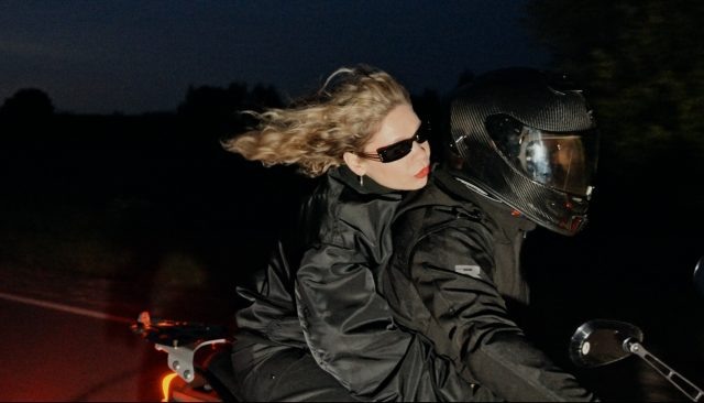    Кадр из клипа «Месяц» Zventa Sventana