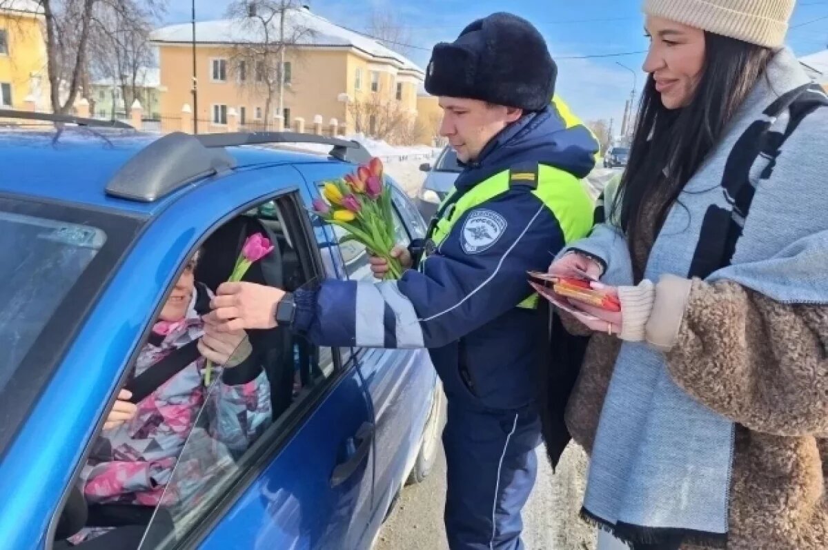    Свердловские автоинспекторы поздравляют женщин-водителей с 8 Марта