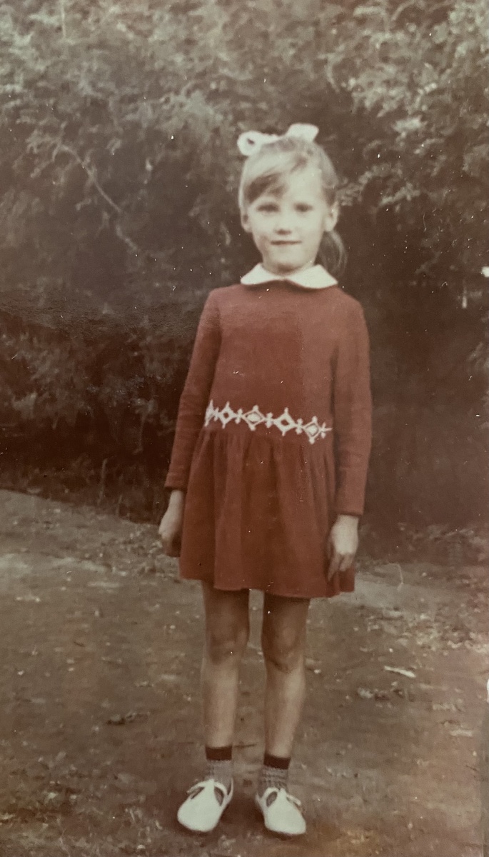 Это я в новом шерстяном платье и туфлях