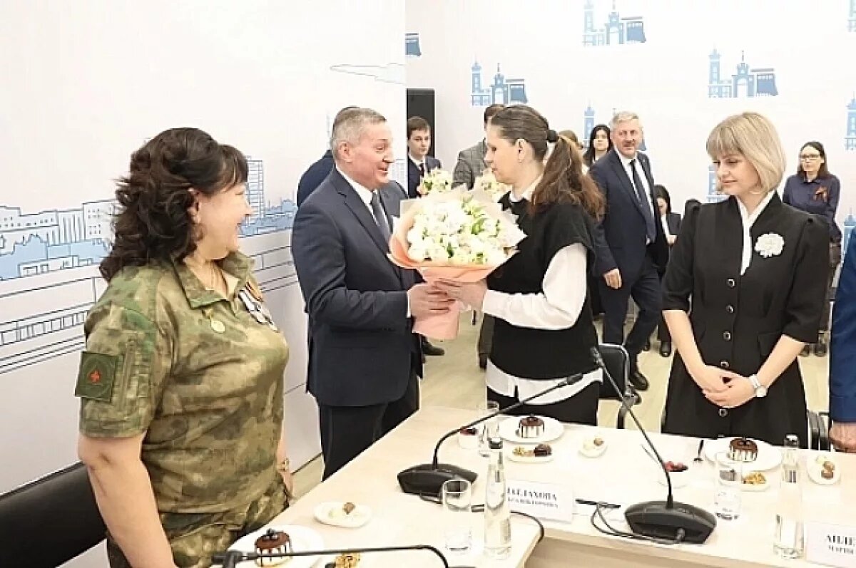    Губернатор Бочаров встретился с матерями и женами бойцов и участницами СВО