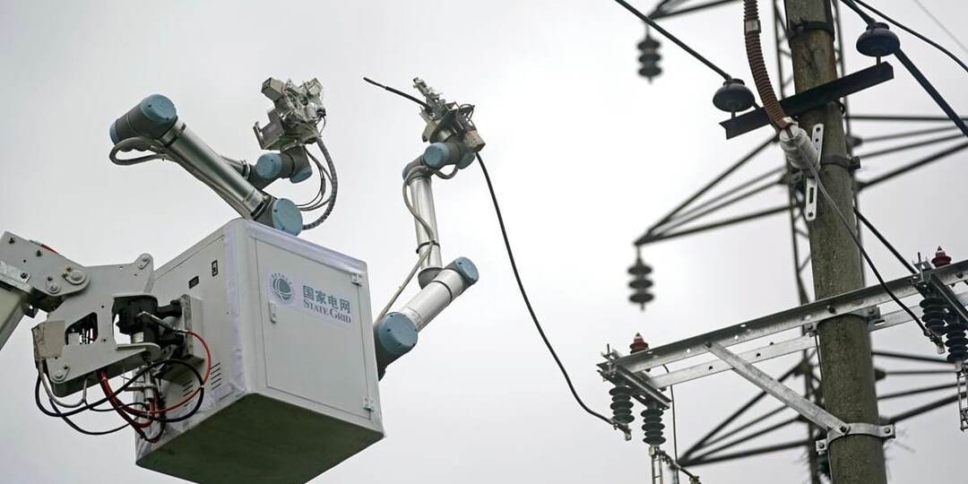 Китайский робот впервые отремонтировал линию электропередачи под напряжением