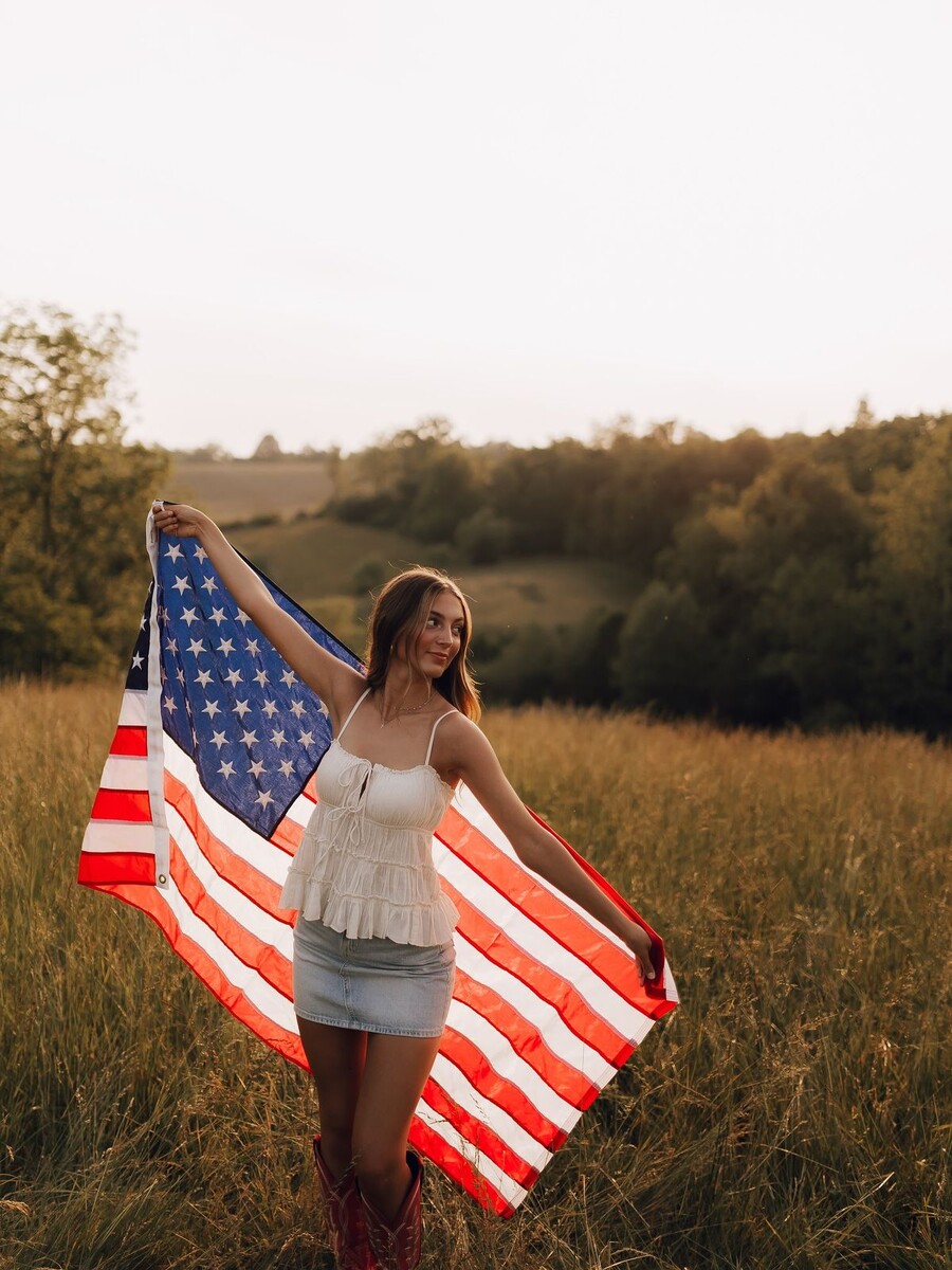 Это конечно не Меган Фокс, но тоже "будь здоров", ничего такая. Источник: https://i.pinimg.com/1200x/da/08/bb/da08bb4712d06810a07a2b73b0646518.jpg