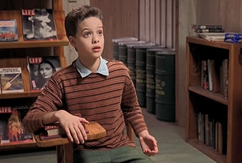 Герой фильма "Взрыв из прошлого" вырос в бункере и любил фотографироваться на фоне бочек с горючим. 