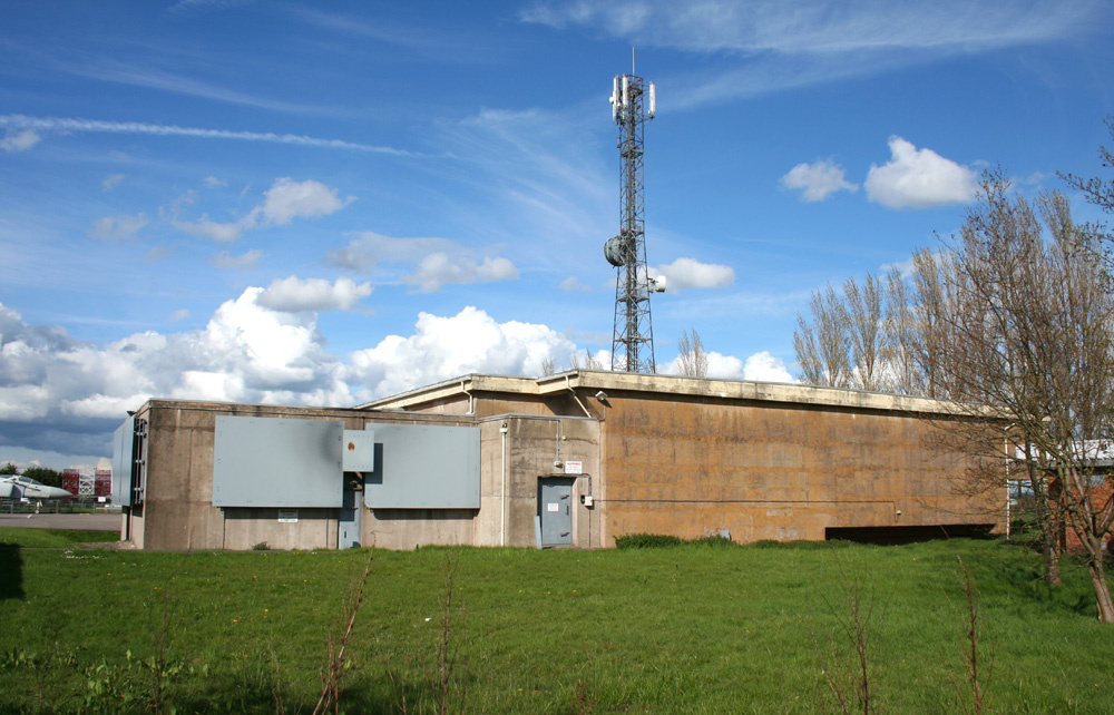 Наземный часть задумывалась как фальшивый объект, имитирующий железнодорожный узел.