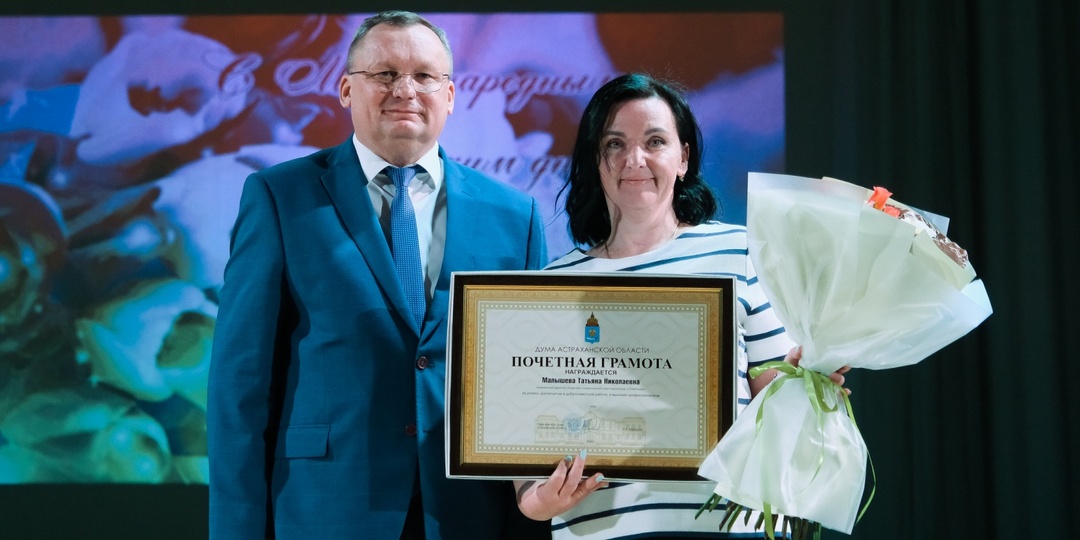 Игорь Мартынов поздравил женщин Камызякского района с праздником