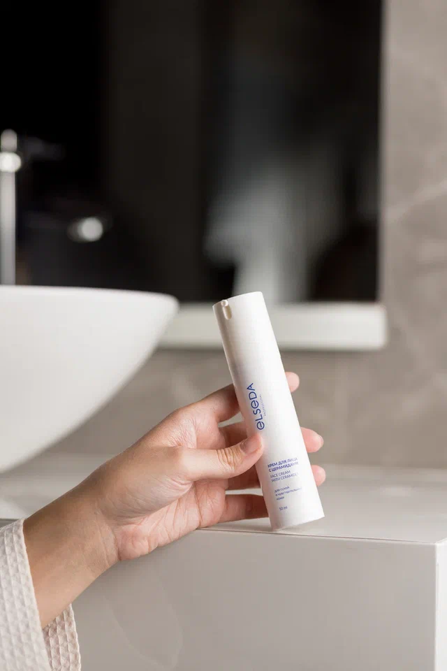 Крем с церамидами от ELSEDA имеет ламеллярную формулу, благодаря этому активные вещества проникают глубже. Церамиды помогают восполнить естественный уровень липидов, которые защищают кожу