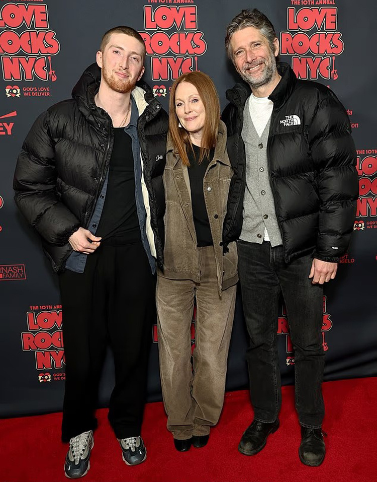    Джулианна Мур с сыном и мужемСоцсети