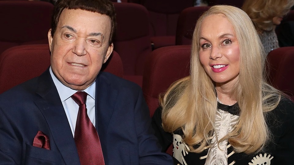 Они делили мужей со всей страной: жёны 5 звёзд, которые знали об изменах и всё равно оставались