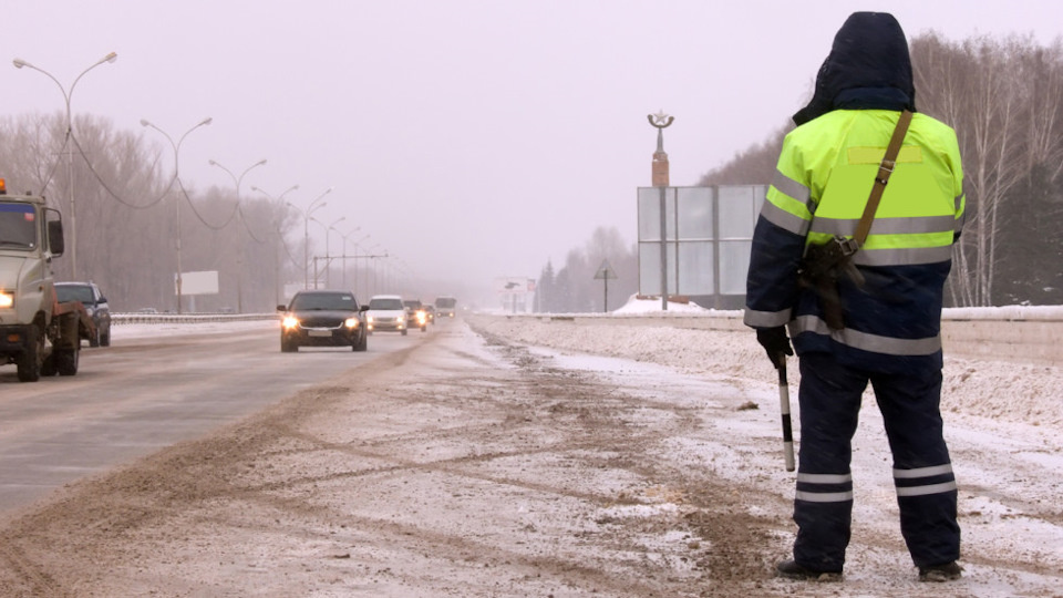 Инспектор остановил и не подходит: что делать водителю