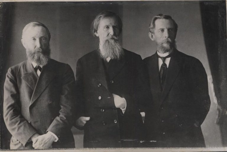 Братья Васнецовы: Аркадий Михайлович, Виктор Михайлович, Александр Михайлович. Вятка 1914 год. Фото С.А. Лобовикова.