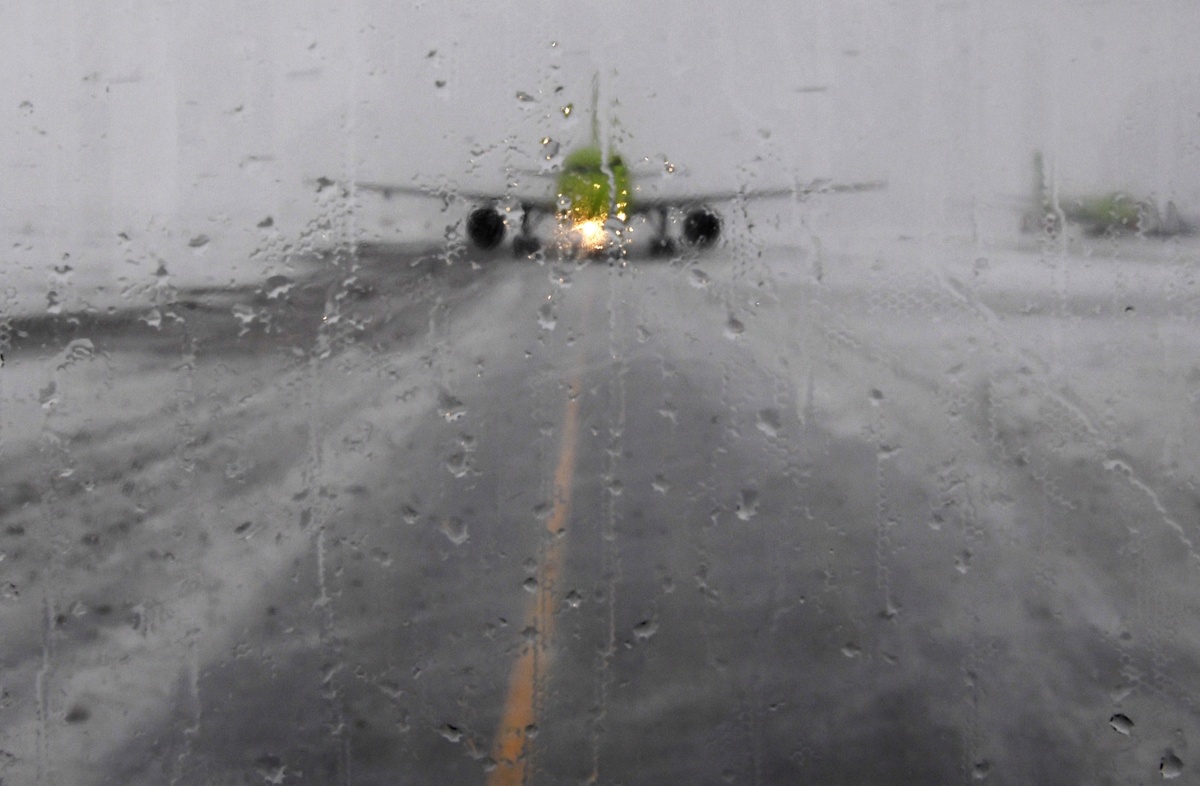    Самолет дождь РИА