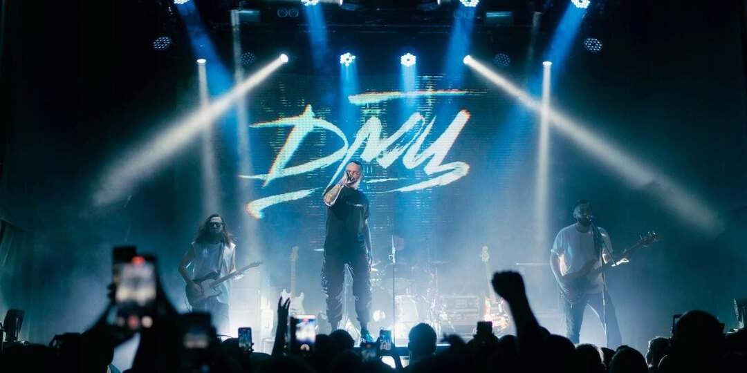 «Вы для нас как родные»: лидер ДМЦ — о создании «народного» клипа и концерте в Новосибирске