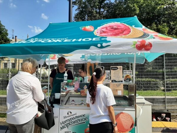 Развесное мороженое, не в промышленной упаковке, продается на всех городских ярмарках и фестивалях. На фото: Рыбный фестиваль на Пионерской площади в 2025 году