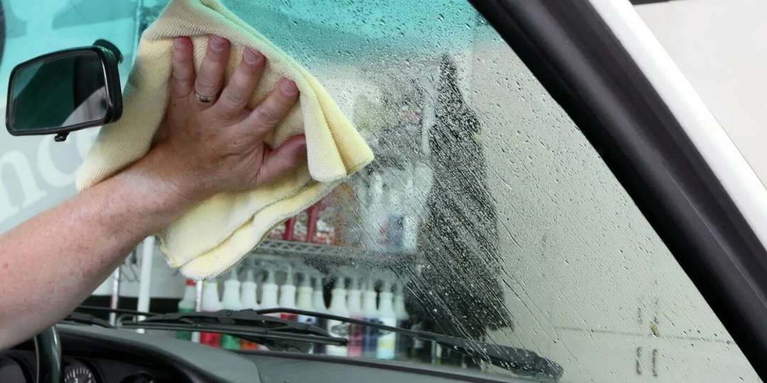 Лобовое стекло всегда будет ЧИСТЫМ изнутри: старый дедовский способ