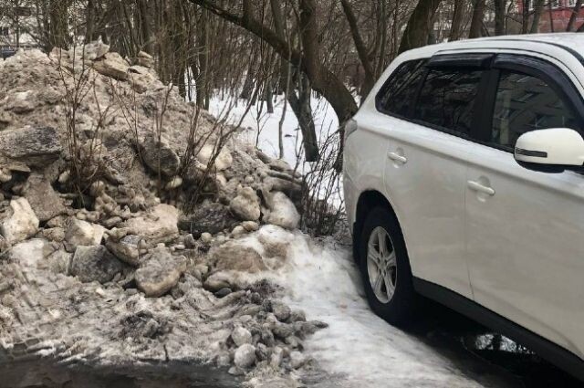 Во дворе завалы снега. Что делать и куда обращаться?
