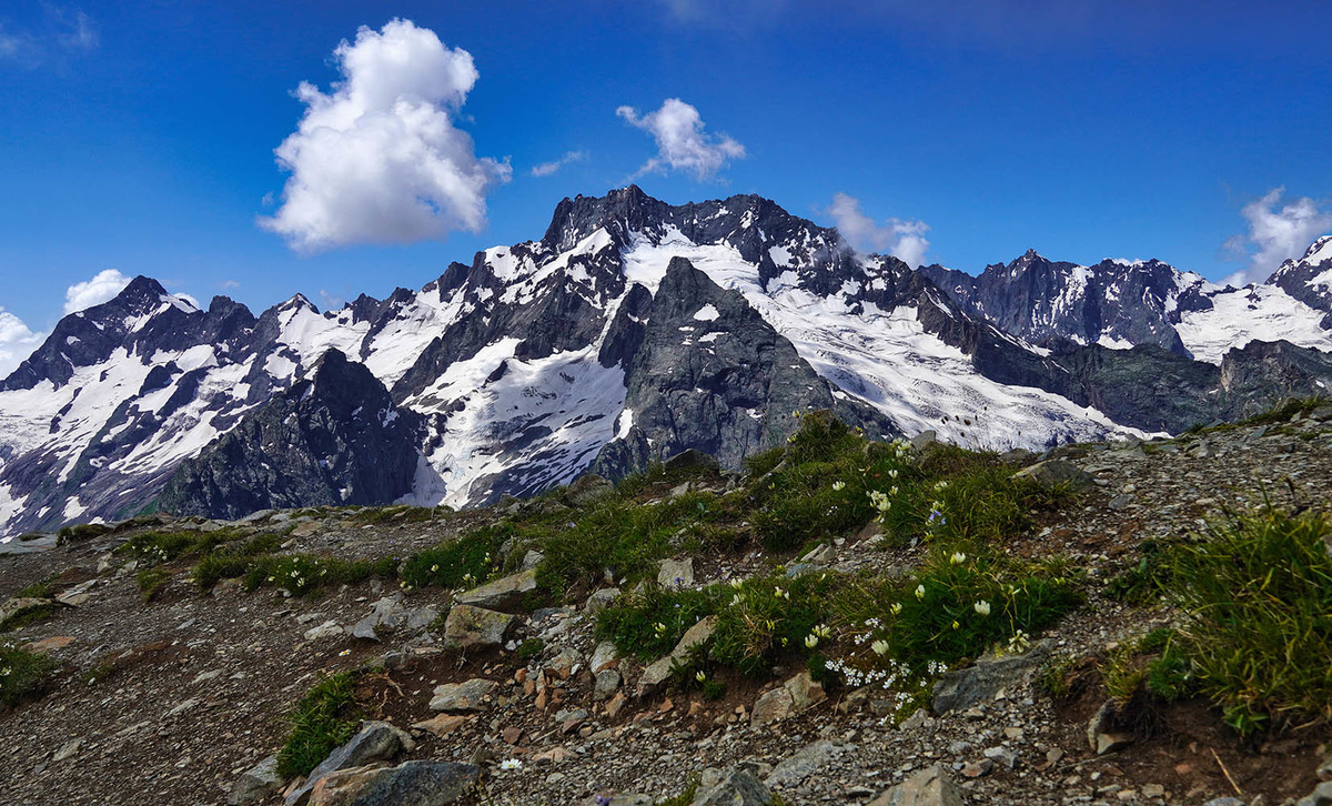 Джугутурлучат. Гора, где рождаются облака. Она кажется такой близкой — и в то же время недостижимой. Общественное достояние.