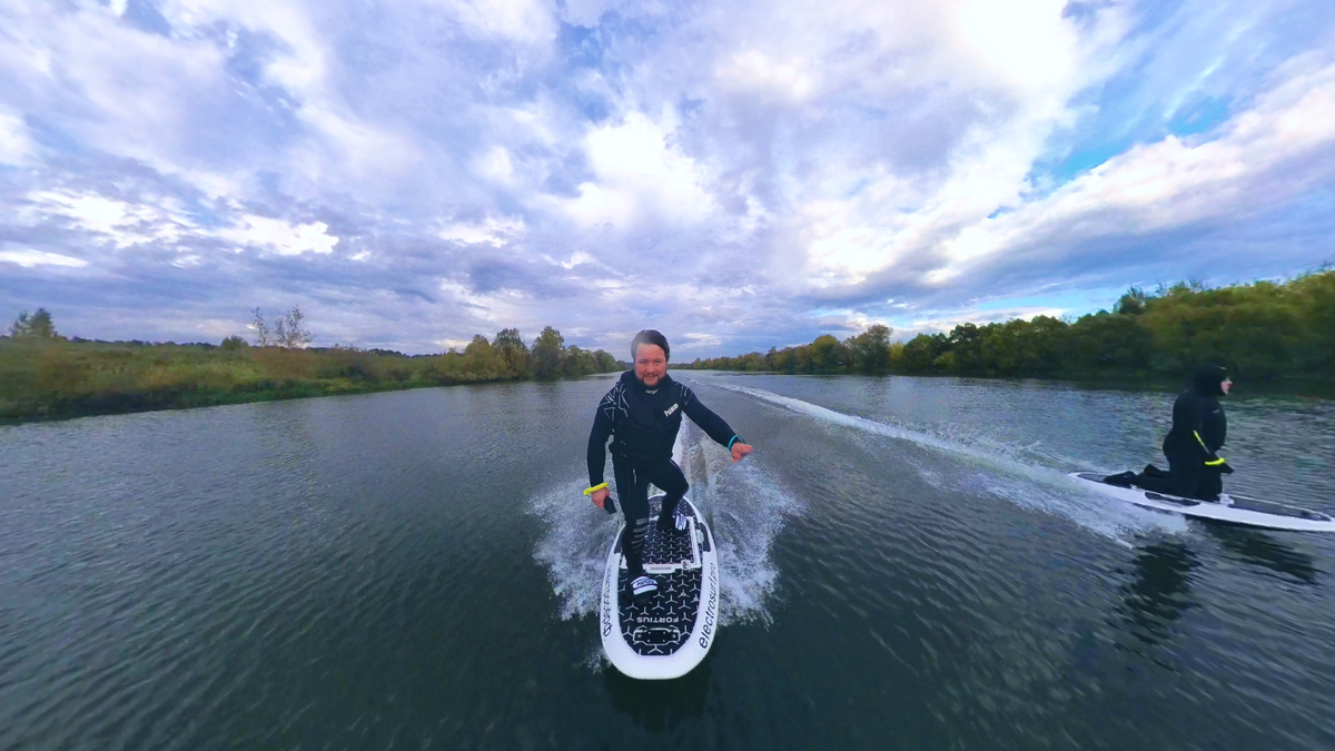 Совместные прокаты на элекросёрфе по Москве-реке