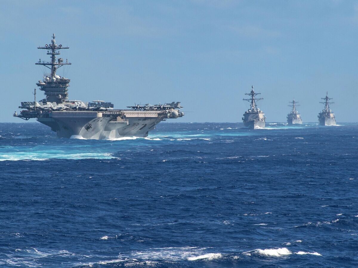    Авианосная ударная группа ВМС США во главе с атомным авианосцем Theodore Roosevelt в Тихом океане | © Фото : U.S. Navy / Petty Officer 2nd Class Jason Is