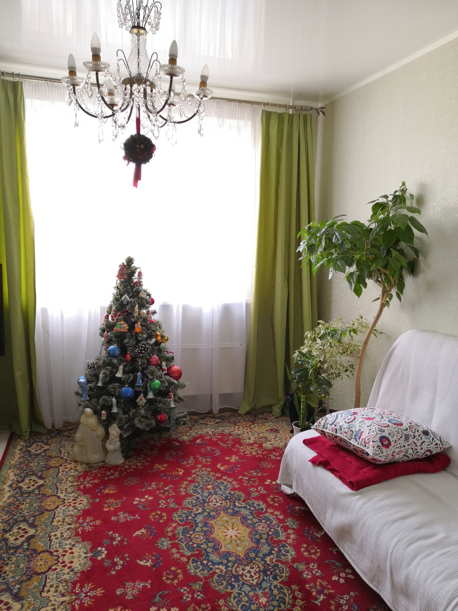 Зимой, рядом с ёлкой, ковёр смотрится особенно актуально! От него тепло! Во всех смыслах. 