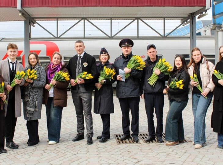 На вокзале Симферополя транспортные полицейские поздравили женщин с 8 марта