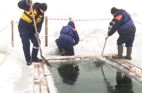     В Енисейске прошли зимние тренировки водолазов