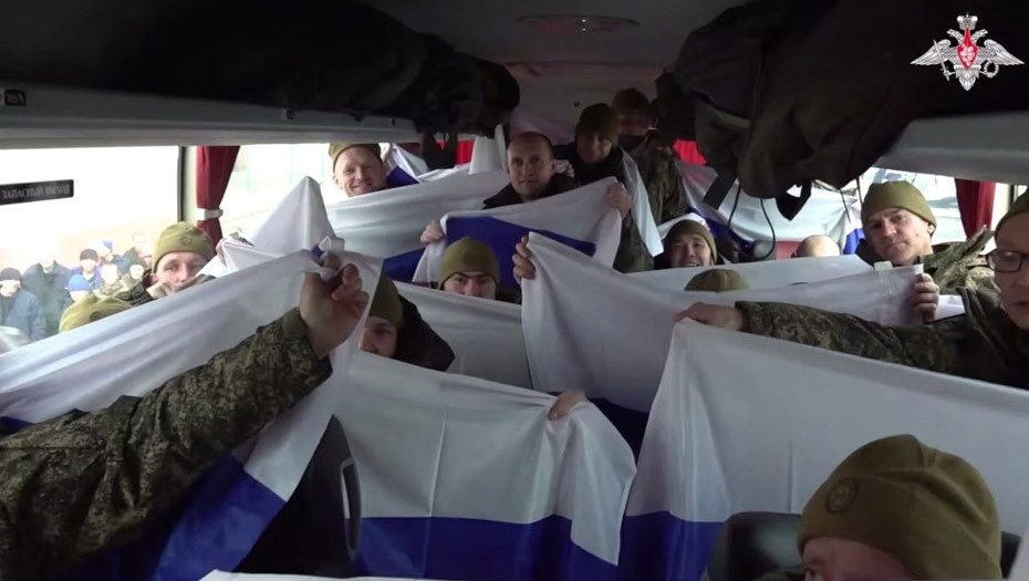    Возвращение из украинского плена российских военнослужащих. Автор фото: скриншот видео Минобороны РФ
