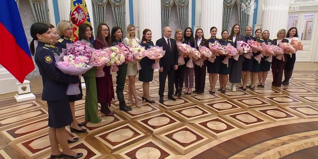 С ПРАЗДНИКОМ... ЛЮБИМЫЕ...