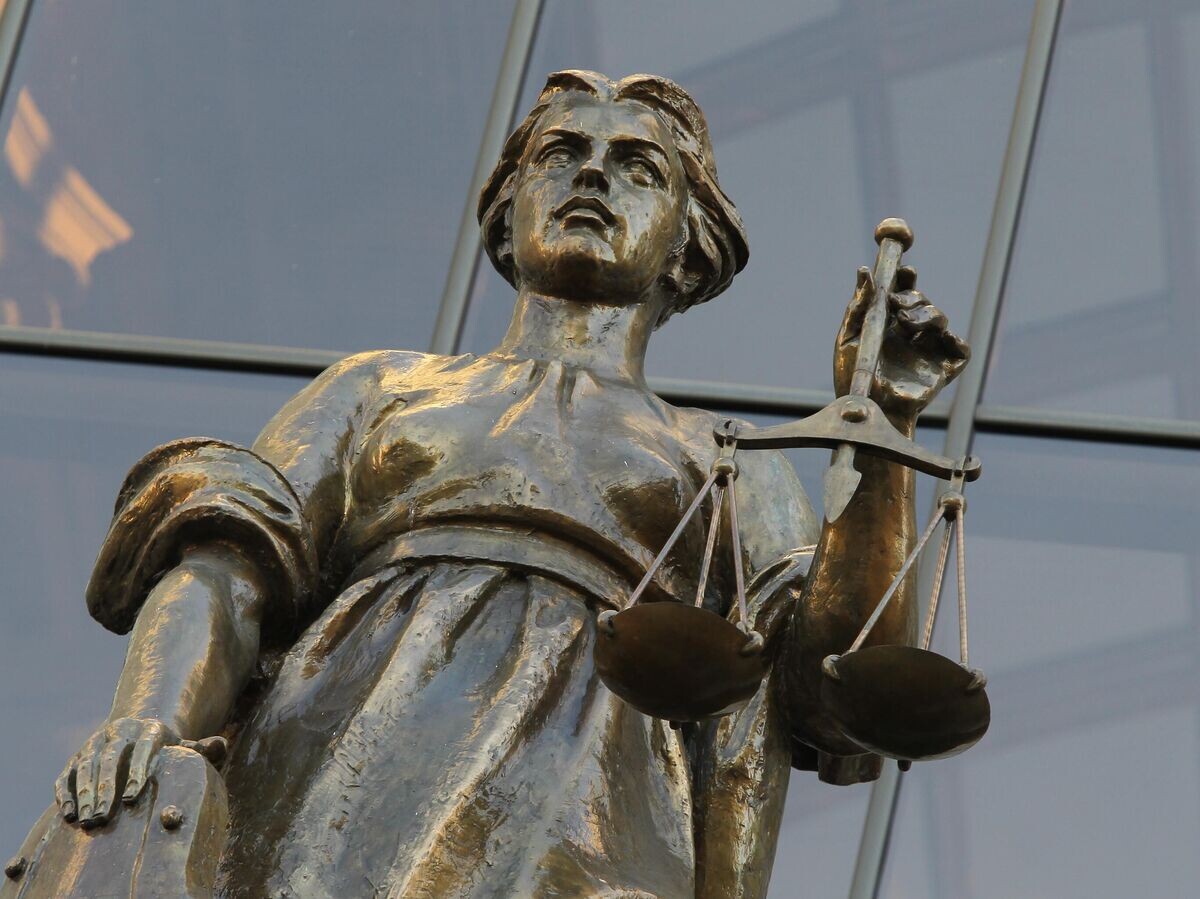    Статуя богини Фемиды у здания суда | © РИА Новости / Мария Девахина