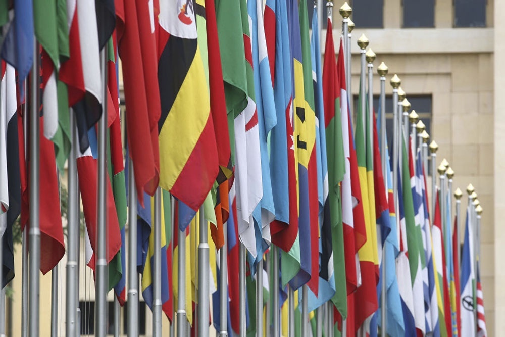    Флаги стран участников у здания ООН в Женеве. / Фото: Johannes Simon/Getty Images