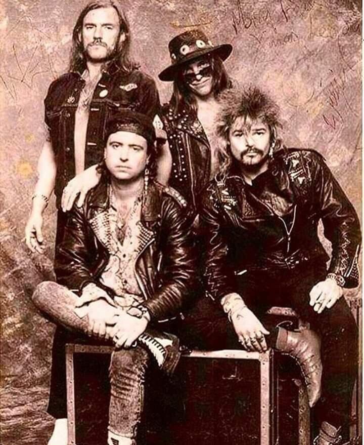 Motörhead образца 1987 - 1992 гг.: Лемми, Вёрзел (справа от него), Фил Кэмпбелл (сидит слева), Фил Тейлор (сидит справа). Фото из открытых источников.