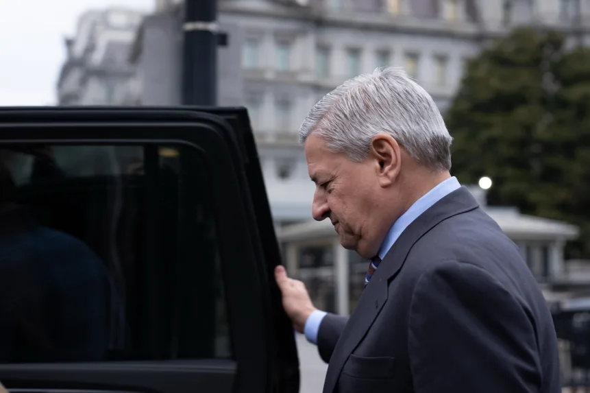 Cо-генеральный директор Netflix Тед Сарандос покидает Белый дом. Вскоре после этого его компания отказалась от участия в торгах за WBD, уступив место Paramount. Эндрю Лейден/Getty Images