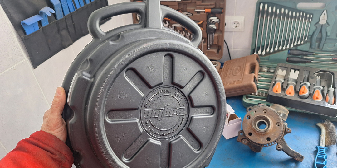 Менял масло на СТО и увидел у них одну мегаполезную вещь. Взял себе на заметку и купил такую же - теперь не нарадуюсь