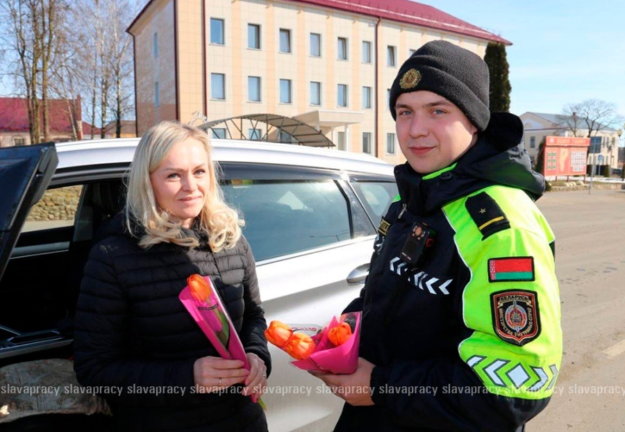    Вместо штрафов — весенние цветы: в Копыле прошел "Цветочный патруль"