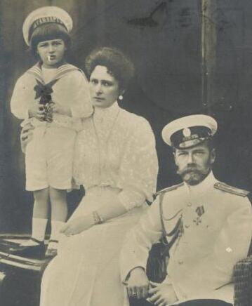 Государь Николай II с супругой и Алексеем. С сайта auction.ru