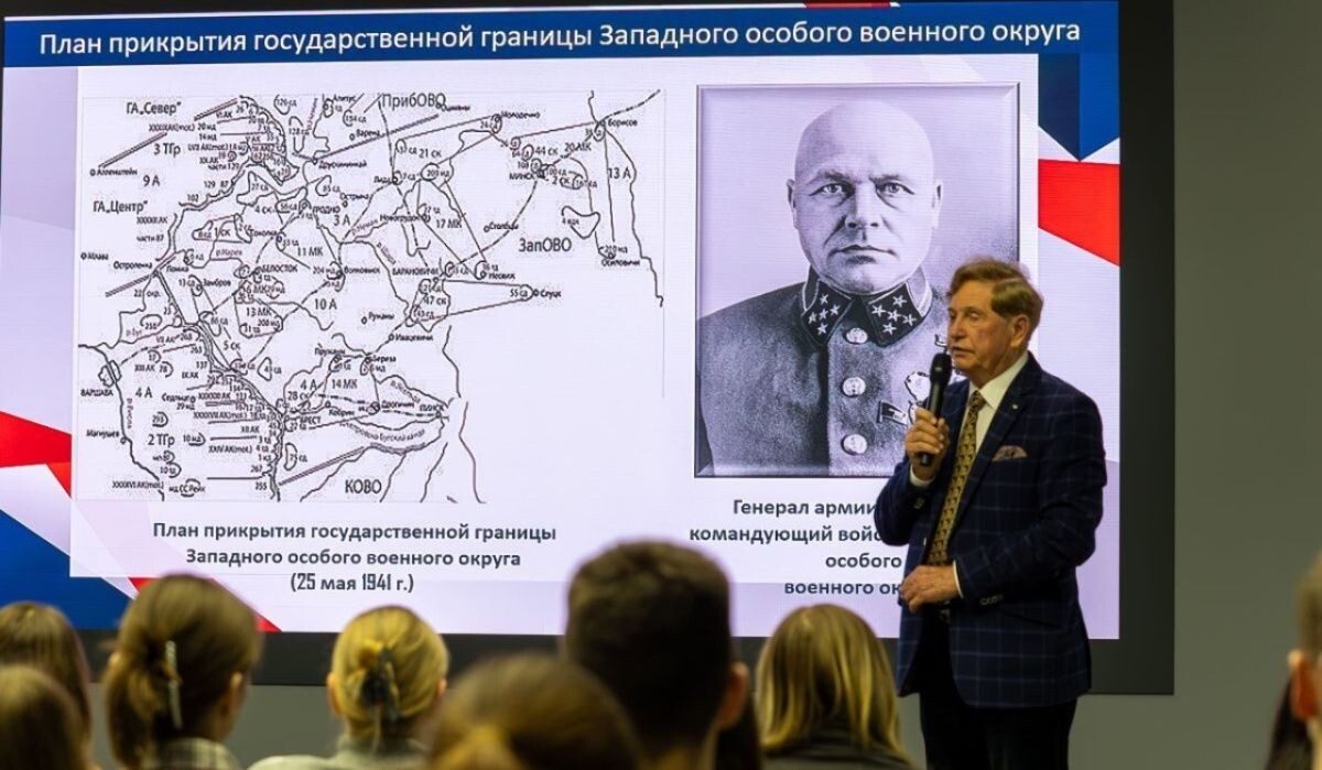     Ведущий научный сотрудник Института военной истории, кандидат исторических наук Валерий Маковский читает лекцию в Музее Победы. Источник: victorymuseum.ru Автор фото: Пресс-служба Музея Победы