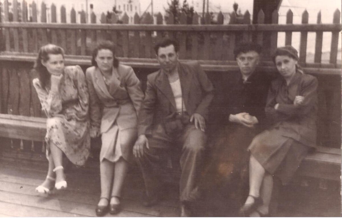 1952 год. Открытие летнего сезона в парке ДКУ. Фото предоставлено Карпинским краеведческим музеем.