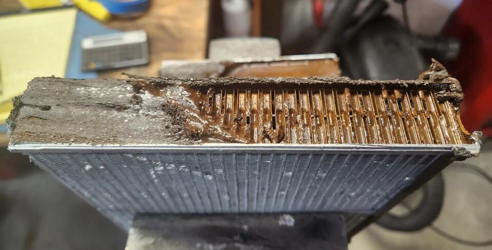 Источник: cumminsforum.com, пользователь j98. Поперечный разрез радиатора отопителя. Каналы полностью перекрыты вязким осадком, что лишает салон тепла, а двигатель — части контура охлаждения.