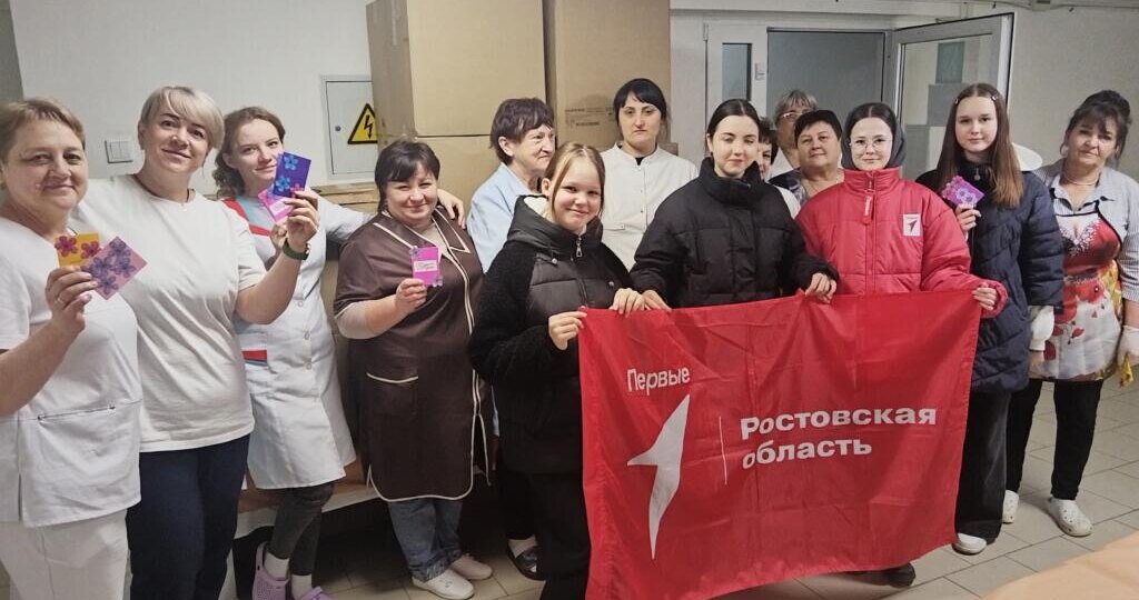 В Азовском районе активисты Движения Первых поздравили женщин с наступающим 8 Марта