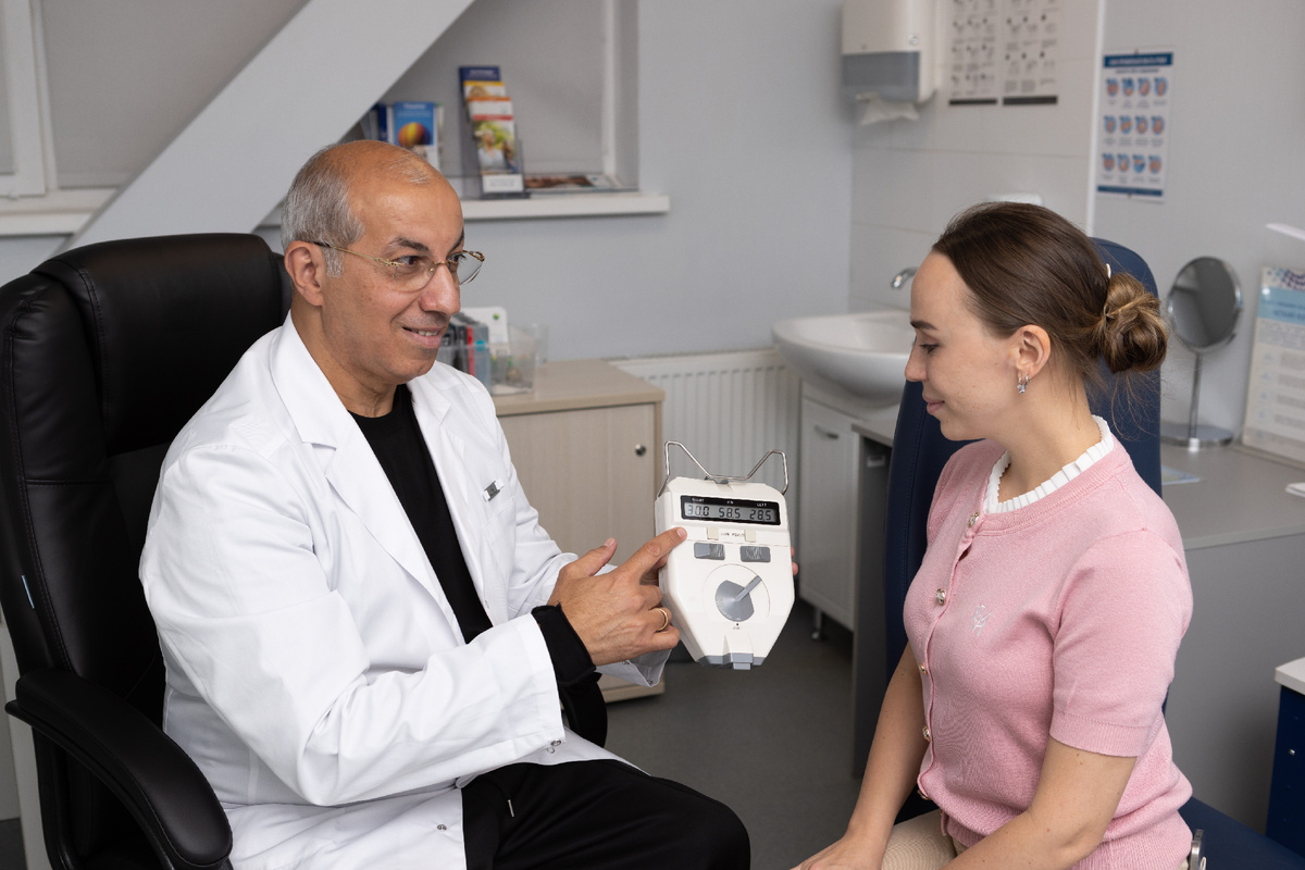 Многие из наших врачей старше 40, и они не планируют лазерную операцию — в этом возрасте делать её может быть бессмысленно 