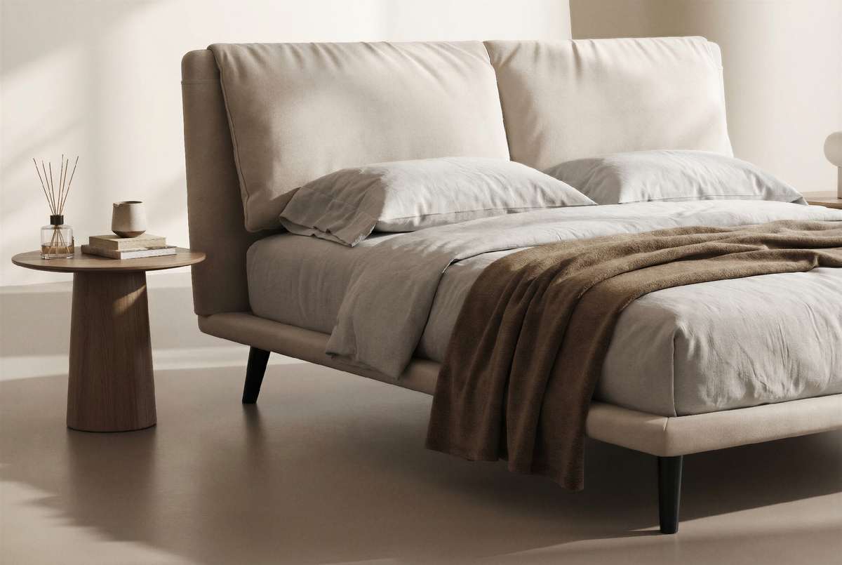 Лаконичная мягкая кровать в светлой нейтральной гамме для современного интерьера.