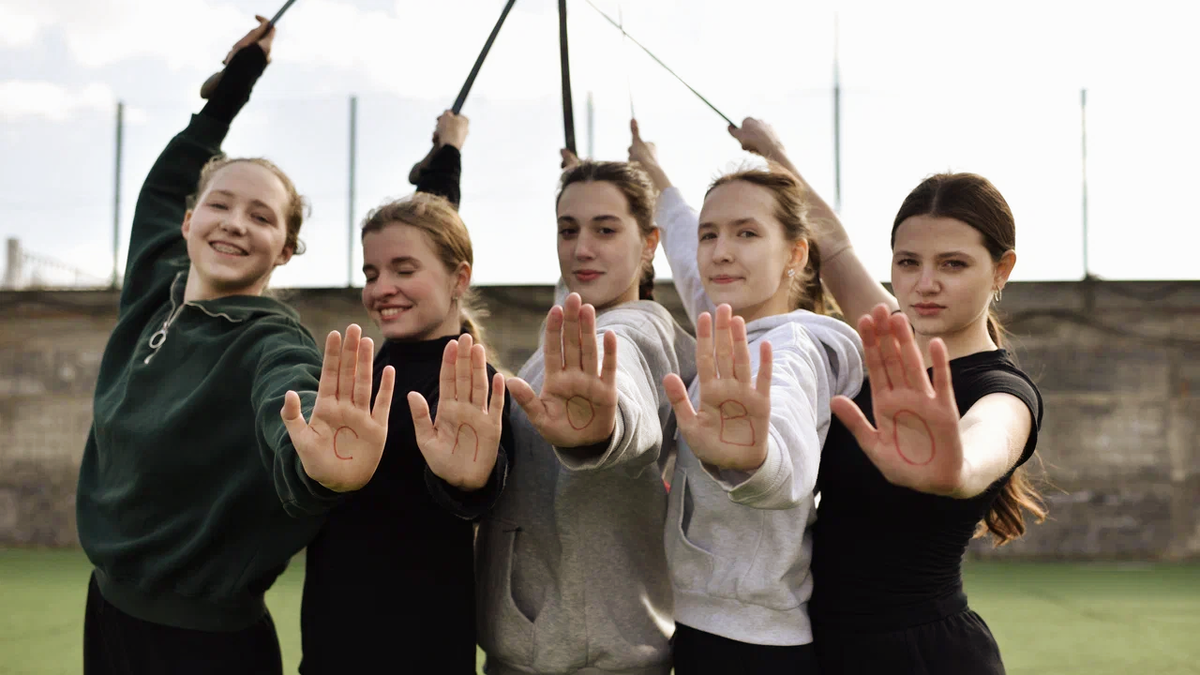 Участницы программ Центра «Cлово» на занятии по фланкировке шашкой