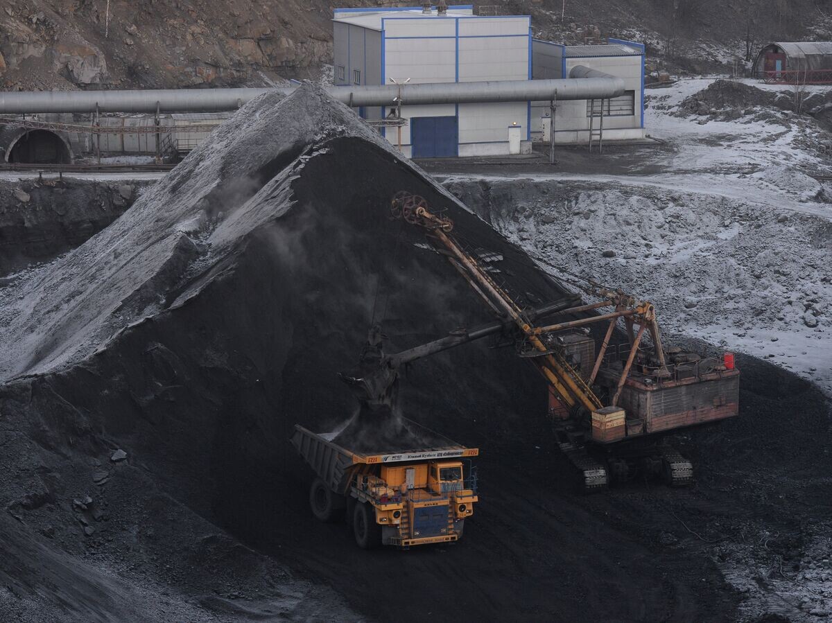    Угольная шахта открытого типа© РИА Новости . Александр Кряжев
