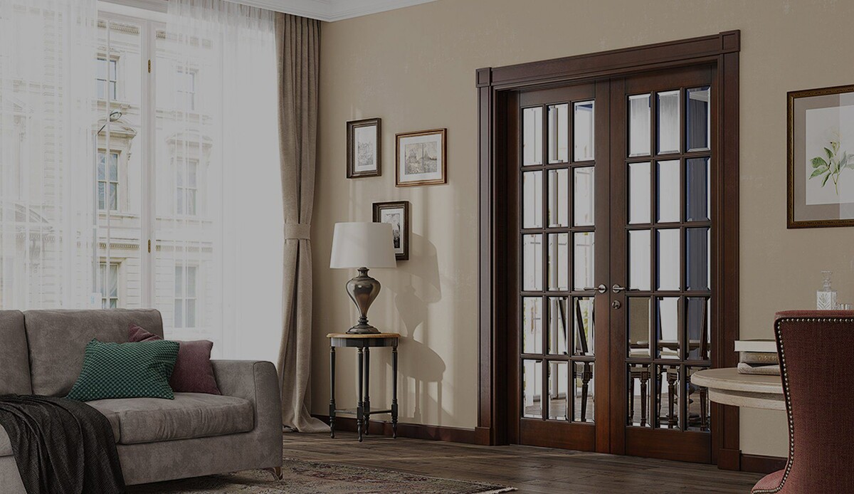 Классика. Двери с витражами из толстого стекла, пара дверных ручек- состаренная бронза.