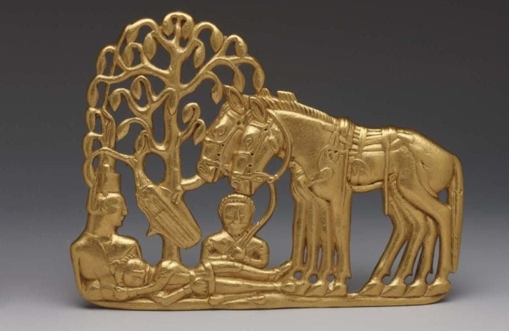 Скифы с лошадьми под деревом. Золотая поясная бляшка. Сибирь, IV–III века до н.э. © Государственный Эрмитаж, Санкт-Петербург