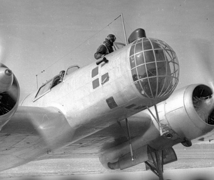 Штурман-радист «Родины» Марина Раскова занимает место в штурманской кабине, 24 сентября 1938 года // Фото из открытых источников