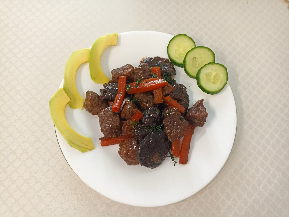 Говядина тушëная с черносливом